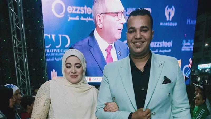 عروسان يشاركان المواطنين