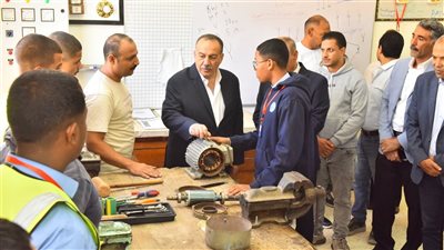 محافظ أسيوط يتفقد المدرسة الفنية لمياه الشرب والصرف الصحي 