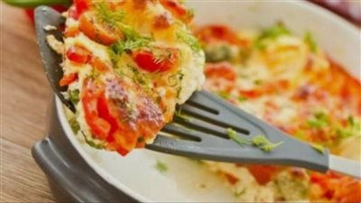 طريقة شهية لعمل شكشوكة البيض بالجبن والطماطم في الفرن بخطوات بسيطة 	