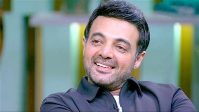 بعد تعرضه للانتقادات.. عمرو محمود ياسين يدافع عن مخرج حفل افتتاح المتحف المصري