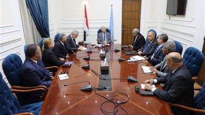 محافظ القاهرة يلتقي بعض رؤساء الأحياء ويشدد على ضرورة التواجد الميداني الدائم