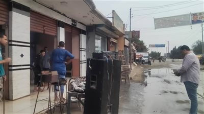 ضبط مواطن يرش المياه بشوارع أشمون بالمنوفية بصورة سيئة