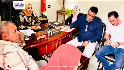 مدير عام ثقافة الفيوم ومديري الفرق الفنية يناقشان تطوير الأداء الفني