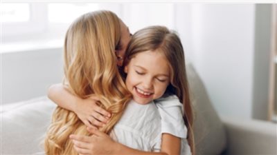 تربية بحب أم بدلال؟ الفرق بين الحنان الصحي والمبالغ فيه