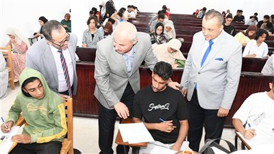 رئيس جامعة قناة السويس يتفقد سير امتحانات 