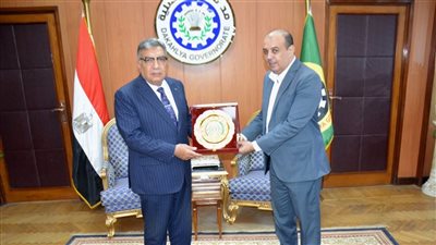 محافظ الدقهلية يكرم قيادتين تنفيذيتين تقديرًا لعطائهما وجهودهما المتميزة