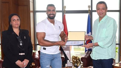 محافظ السويس يكرم مايكل جمال لفوزه بميداليتين ذهبيتين في بطولتين دوليتين