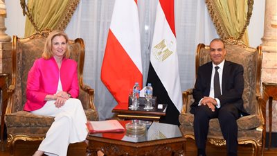 وزير الخارجية يلتقي نظيرته النمساوية لتعزيز التعاون الثنائي بين البلدين