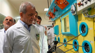 الرئيس الإيراني يتعهد بإعادة بناء المنشآت النووية بقوة أكبر