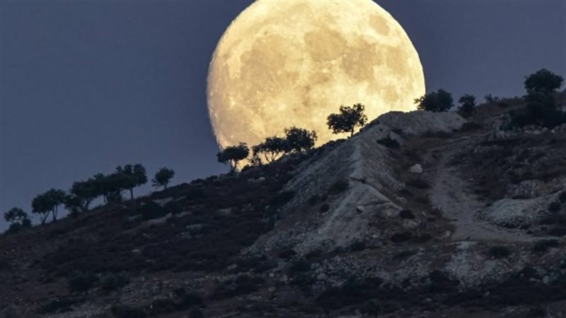 القمر العملاق 