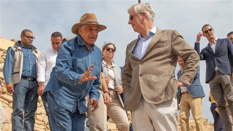 زاهي حواس وملك بلجيكا