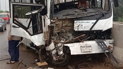 بالأسماء.. إصابة 21 شخصا إثر حادث تصادم بين سيارة ميني باص وأخري محملة بالطوب