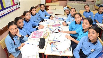 وكيل وزارة التعليم ببورسعيد يشارك طلاب عمر مكرم الابتدائية طابور الصباح