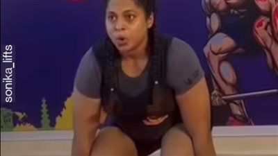 امرأة حامل بشهرها السابع تفوز بميدالية لرفعها 145 كغم