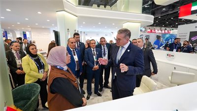 وزير البترول والثروة المعدنية يتفقد الجناح المصري في معرض أديبك