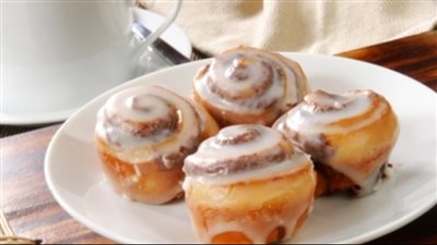 سينابون بالقرفة والمكسرات.. وصفة لذيذة تفوح برائحة السعادة 	