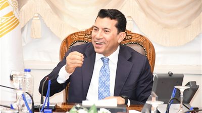 أشرف صبحي يهنئ البطل الأولمبي محمد السيد بعد تتويجه بذهبية كأس العالم