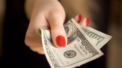 هل من حق المرأة إخفاء ممتلكاتها عن زوجها؟ إيمان أبو قورة توضح 