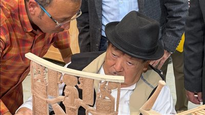 بعد تصميم دعوات المتحف الكبير.. عالم آثار ياباني يشيد بإبداع «كنوز مصر»