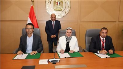 وزير الكهرباء يشهد توقيع اتفاقيات تنفيذ مشروعين لإنتاج الكهرباء الشمسية