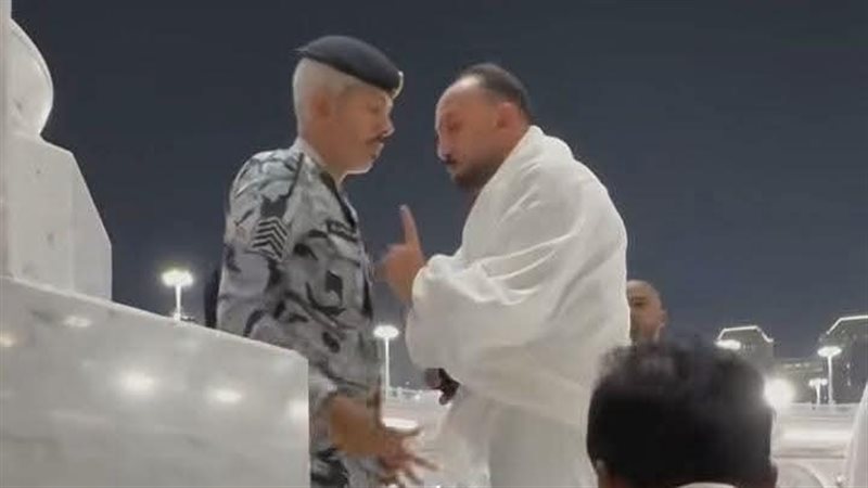 فرد أمن يعتدي على