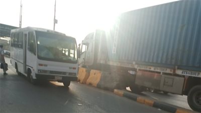 تعطل المرور على مدخل بنها بالقليوبية بسبب تعثر تريلا بكوبري كفر الجزار