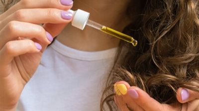 زيت طبيعي لتطويل الشعر بسرعة وفعالية مذهلة.. علاج فعال