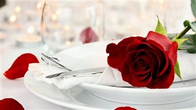 من الشموع إلى المفارش الحريرية.. أفكار ديكور تبهر شريكك في عيد الحب