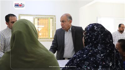 محافظ المنيا يستمع لمطالب المواطنين ويوجه بتقديم مساعدات مالية للمستحقين 