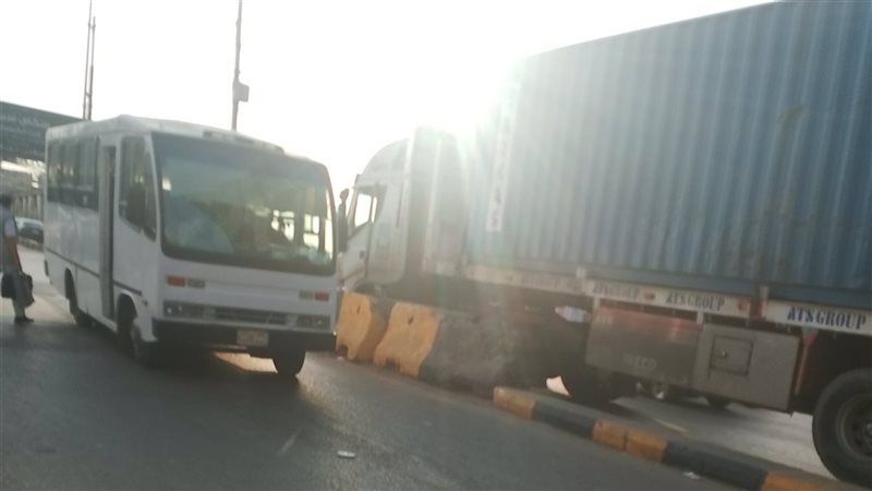 تريلا تعطل حركة المرور