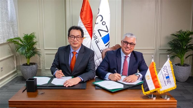 جانب من توقيع العقود