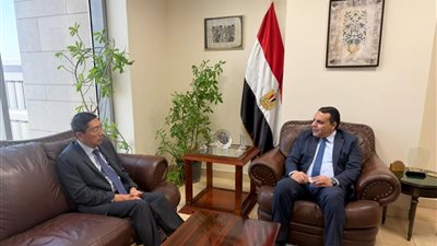 رئيس التمثيل التجاري وسفير سنغافورة يبحثان تعزيز التعاون الاستثماري