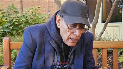 بيدعي لـ محمد صلاح .. أحمد بدير يتابع مباراة ليفربول وريال مدريد