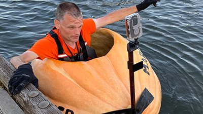 بقاربه الصالح للأكل.. بحار اليقطين يحطم رقمه القياسي بالتجديف في نهر أمريكي