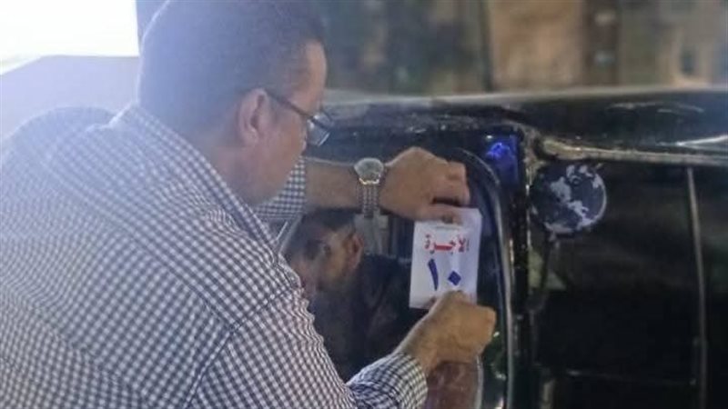 جانب من وضع الملصق