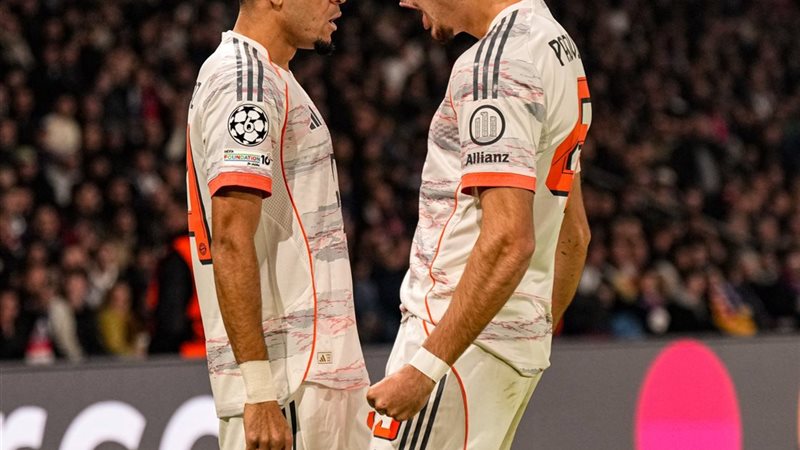 لويس دياز يحتفل بهدفه