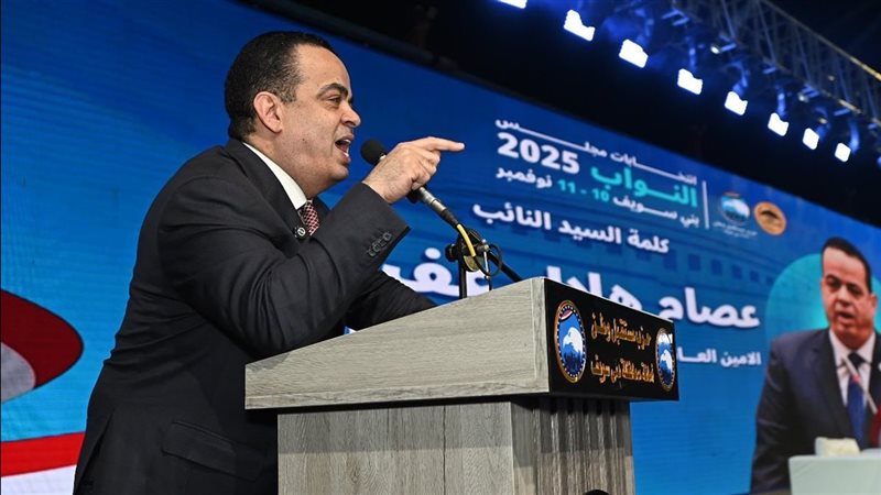 عصام هلال عفيفي يقود