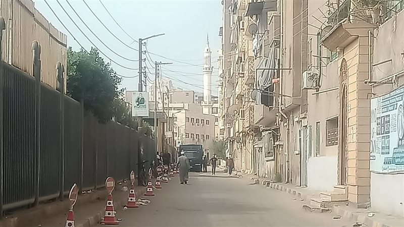 من أمام قاعة إعلان