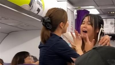 أخرت الطيارة.. طرد امرأة بعد محاولتها الجلوس بجانب صديقها