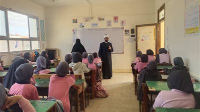 دوات توعوية بمدارس مطروح حول مخاطر وسائل التواصل الاجتماعي 