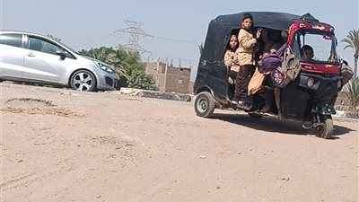 أهالي عزبة الملاح بأسيوط يستغيثون: ابنوا مدرسة وأنقذوا أبناءنا من الحوادث