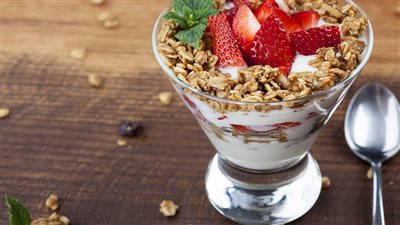 طريقة تحضير ترايفل الزبادي بالفواكه والشوفان للرجيم