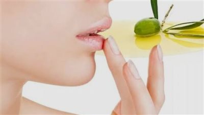 شفاه ناعمة في الخريف.. وصفات طبيعية فعالة للترطيب والتقشير 	