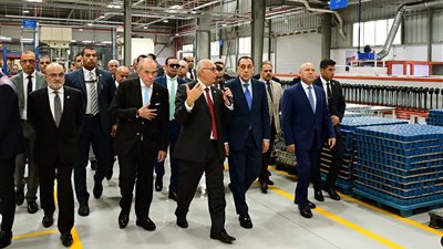 عقب افتتاحه.. رئيس الوزراء يقوم بجولة تفقدية لمكونات مصنع المنصور 