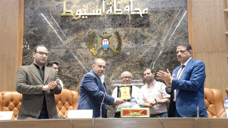 محافظ أسيوط 