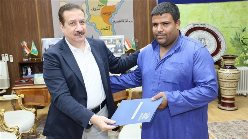 جانب من تسليم العقود