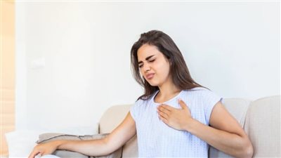 هل ألم صدرك ناتج عن القلب أم سبب آخر؟ اعرفي الفرق 