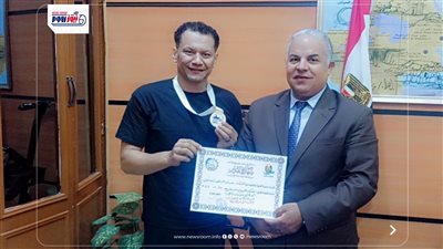 قبيصي يكرم حسام مسعود الفائز ببطولة العالم 