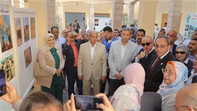 محافظ دمياط يتفقد معرض الصور بمهرجان الفنون التراثية بمعبد دندرة بقنا