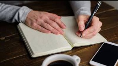 الكتابة باليد تنشط الدماغ وتحفز الإبداع أكثر من الكيبورد..دراسة